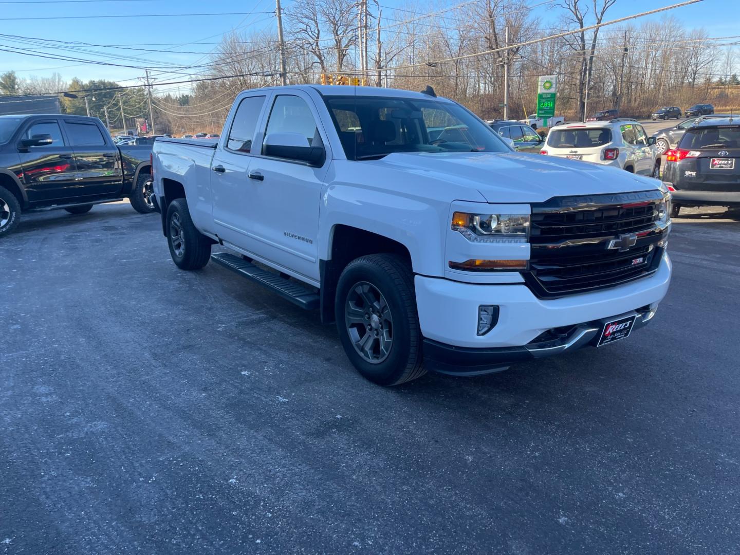 2017 White /Black Chevrolet Silverado 1500 LT Z71 Double Cab 4WD (1GCVKREC8HZ) with an 5.3L V8 OHV 16V engine, 6-Speed Automatic transmission, located at 11115 Chardon Rd. , Chardon, OH, 44024, (440) 214-9705, 41.580246, -81.241943 - Photo#4